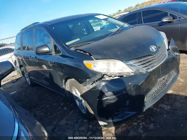 5TDKZ3DC2HS806127 2017 TOYOTA SIENNA - Image 1