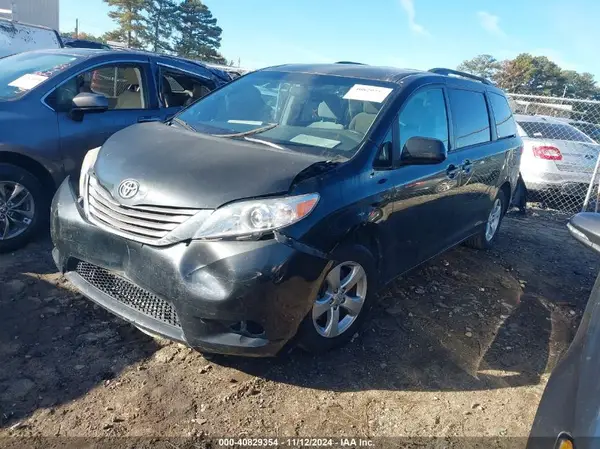 5TDKZ3DC2HS806127 2017 TOYOTA SIENNA - Image 2