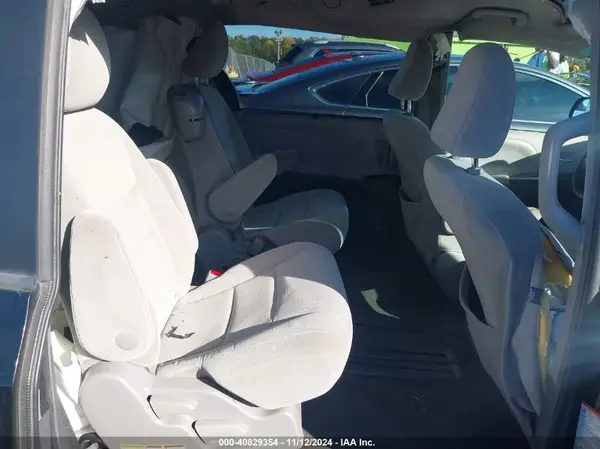 5TDKZ3DC2HS806127 2017 TOYOTA SIENNA - Image 8