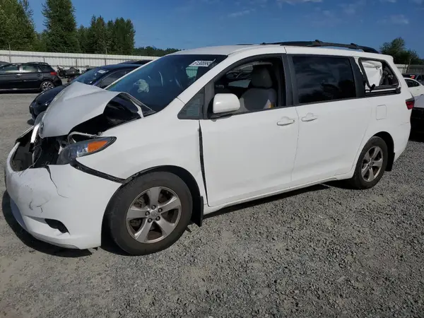 5TDKZ3DC2HS807651 2017 TOYOTA SIENNA - Image 1