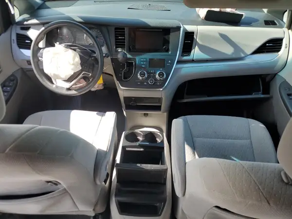 5TDKZ3DC2HS807651 2017 TOYOTA SIENNA - Image 8