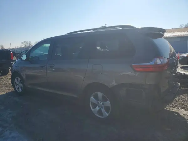 5TDKZ3DC2HS808069 2017 TOYOTA SIENNA - Image 2