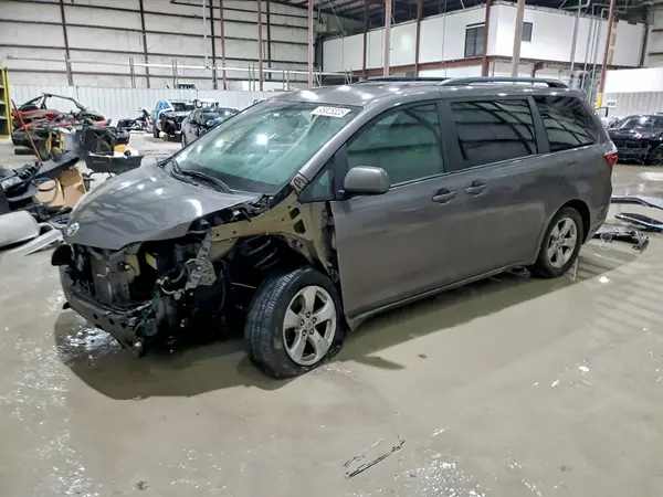 5TDKZ3DC2HS808850 2017 TOYOTA SIENNA - Image 1