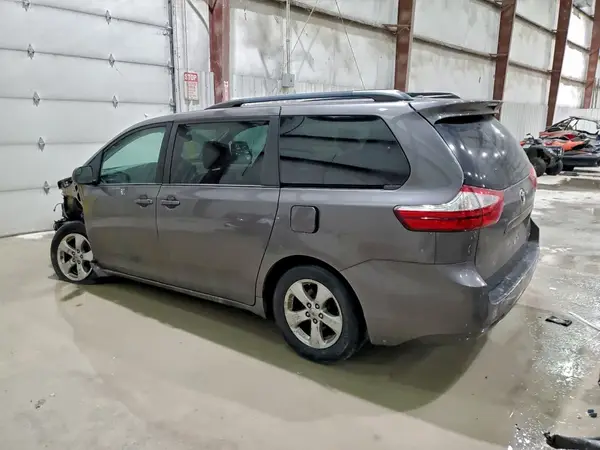 5TDKZ3DC2HS808850 2017 TOYOTA SIENNA - Image 2