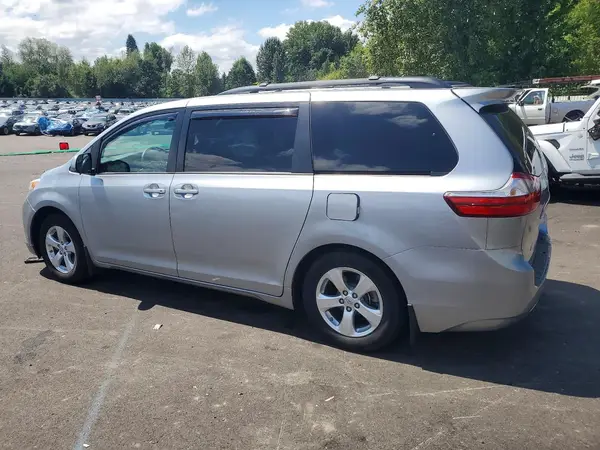 5TDKZ3DC2HS811442 2017 TOYOTA SIENNA - Image 2