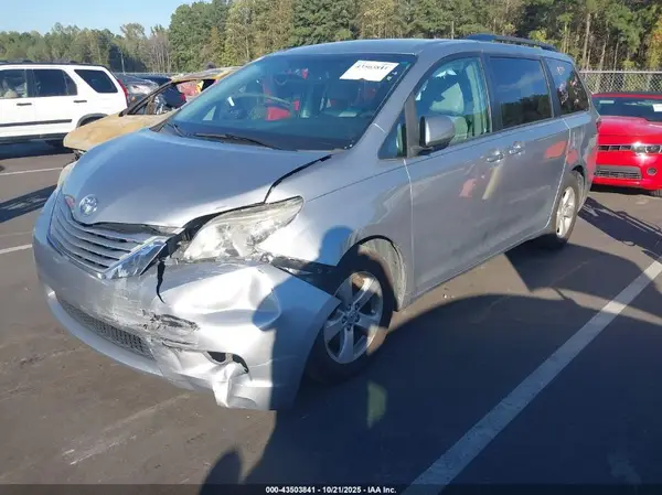 5TDKZ3DC2HS811473 2017 TOYOTA SIENNA - Image 2