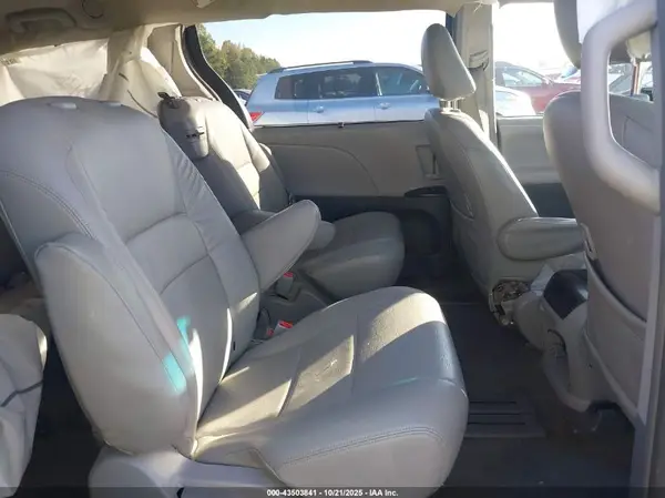 5TDKZ3DC2HS811473 2017 TOYOTA SIENNA - Image 8