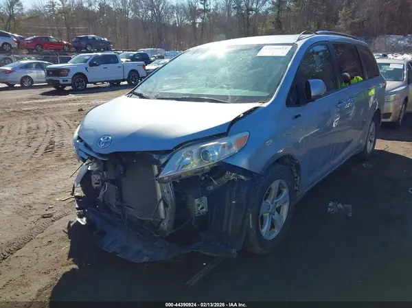 5TDKZ3DC2HS813112 2017 TOYOTA SIENNA - Image 2