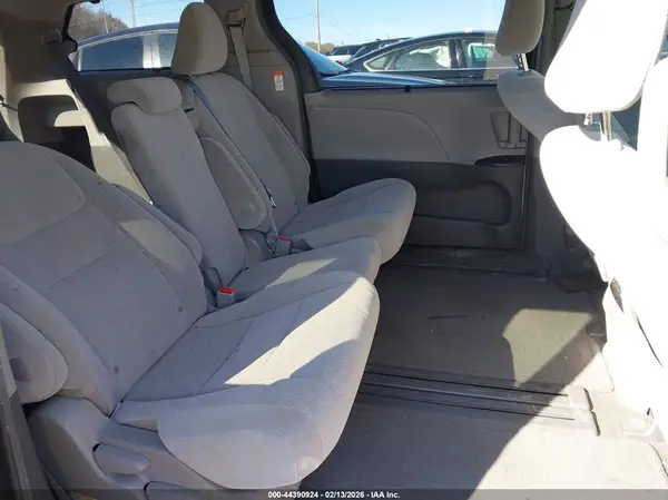 5TDKZ3DC2HS813112 2017 TOYOTA SIENNA - Image 8