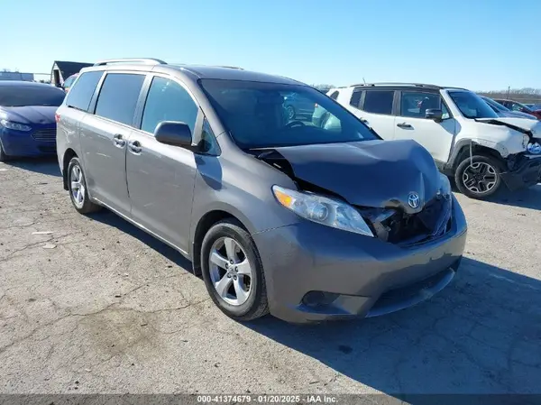 5TDKZ3DC2HS815085 2017 TOYOTA SIENNA - Image 1