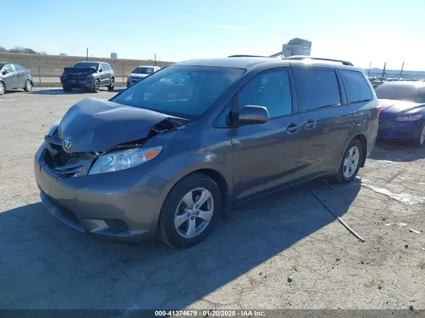 5TDKZ3DC2HS815085 2017 TOYOTA SIENNA - Image 2
