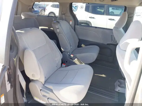 5TDKZ3DC2HS815085 2017 TOYOTA SIENNA - Image 8