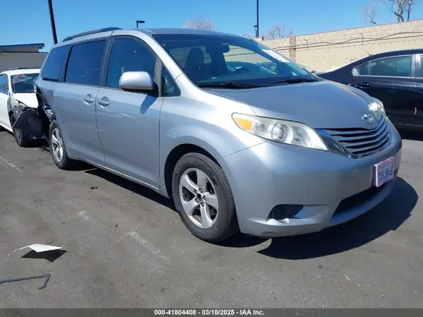 5TDKZ3DC2HS818732 2017 TOYOTA SIENNA - Image 1