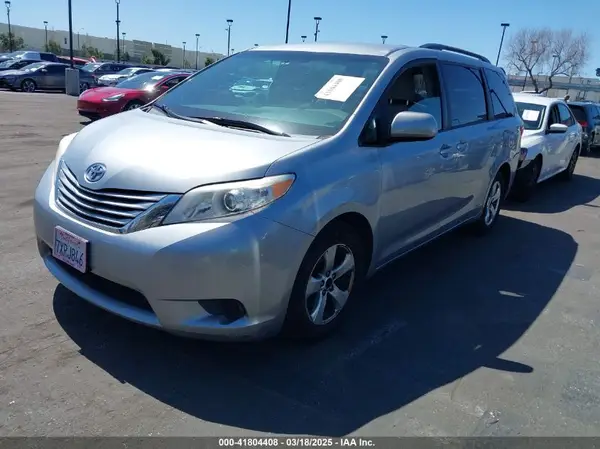 5TDKZ3DC2HS818732 2017 TOYOTA SIENNA - Image 2