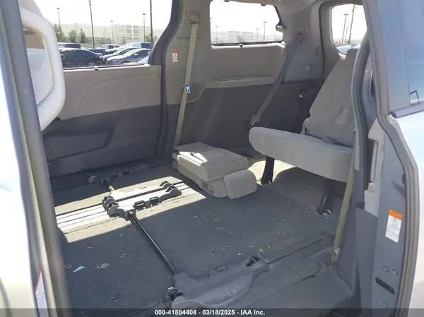5TDKZ3DC2HS818732 2017 TOYOTA SIENNA - Image 8