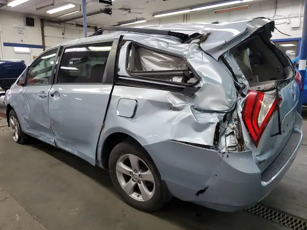 5TDKZ3DC2HS819783 2017 TOYOTA SIENNA - Image 2