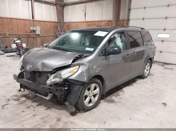 5TDKZ3DC2HS822537 2017 TOYOTA SIENNA - Image 2
