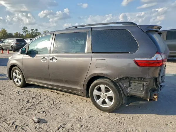 5TDKZ3DC2HS822716 2017 TOYOTA SIENNA - Image 2