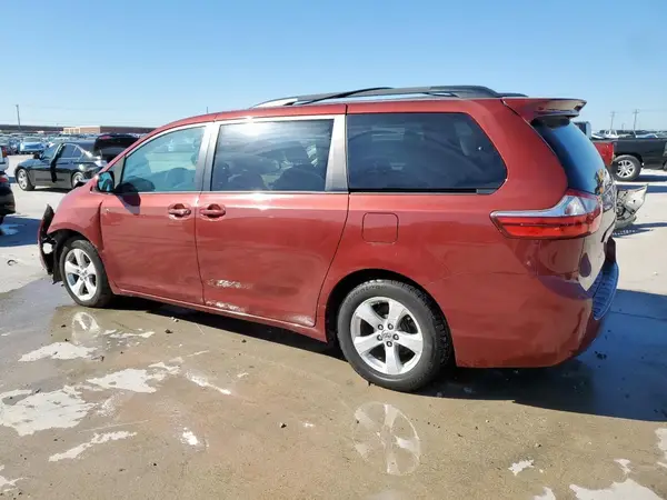 5TDKZ3DC2HS822859 2017 TOYOTA SIENNA - Image 2