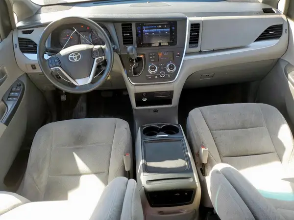 5TDKZ3DC2HS822859 2017 TOYOTA SIENNA - Image 8