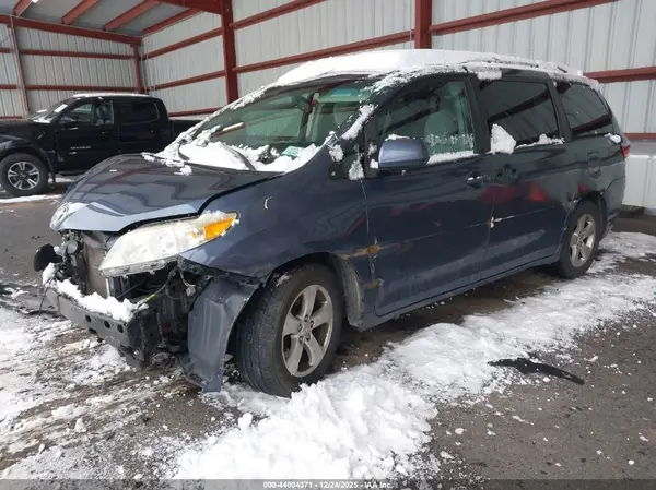 5TDKZ3DC2HS826636 2017 TOYOTA SIENNA - Image 2