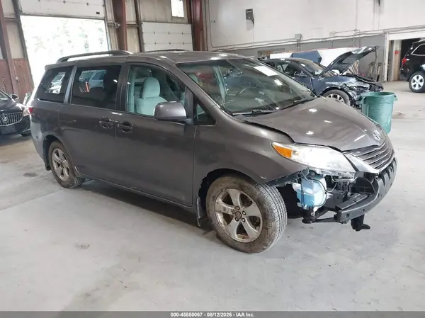 5TDKZ3DC2HS828600 2017 TOYOTA SIENNA - Image 1