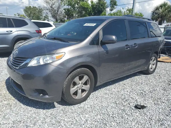 5TDKZ3DC2HS830072 2017 TOYOTA SIENNA - Image 1