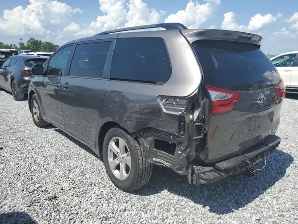 5TDKZ3DC2HS830072 2017 TOYOTA SIENNA - Image 2