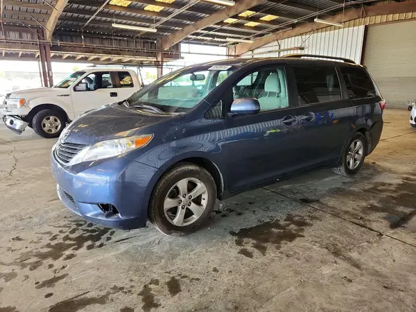 5TDKZ3DC2HS830931 2017 TOYOTA SIENNA - Image 1