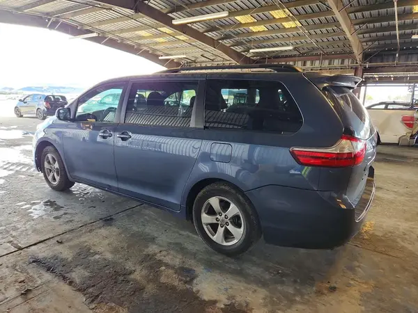 5TDKZ3DC2HS830931 2017 TOYOTA SIENNA - Image 2
