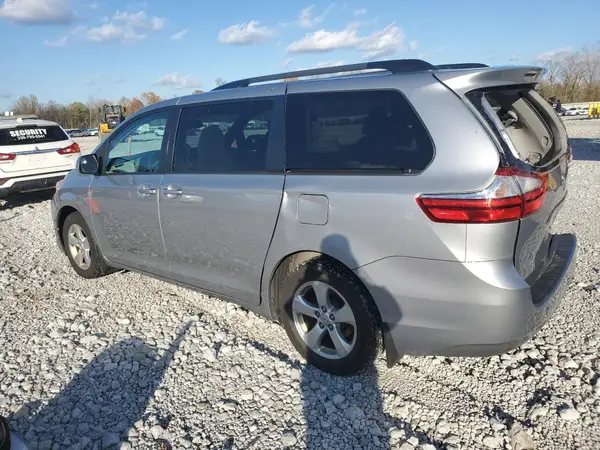5TDKZ3DC2HS833487 2017 TOYOTA SIENNA - Image 2