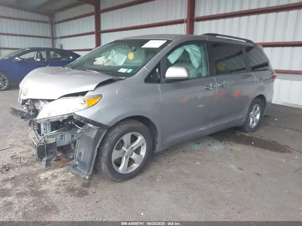 5TDKZ3DC2HS833683 2017 TOYOTA SIENNA - Image 2