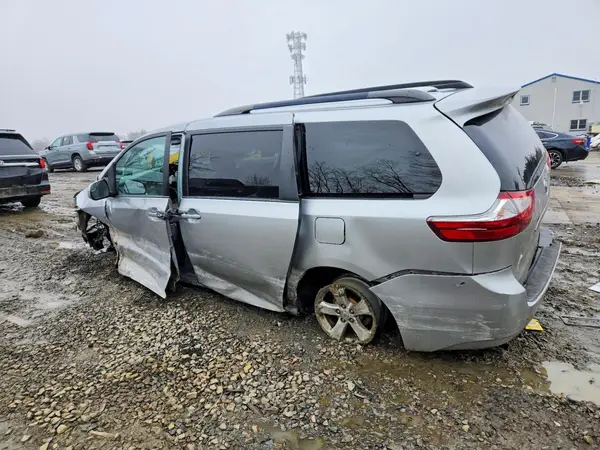 5TDKZ3DC2HS833862 2017 TOYOTA SIENNA - Image 2