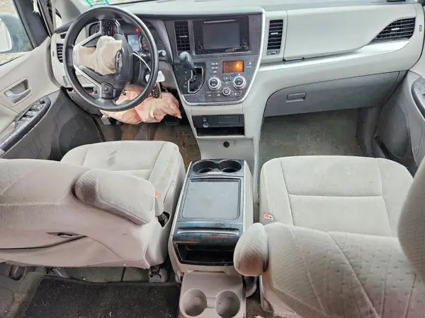 5TDKZ3DC2HS833862 2017 TOYOTA SIENNA - Image 8