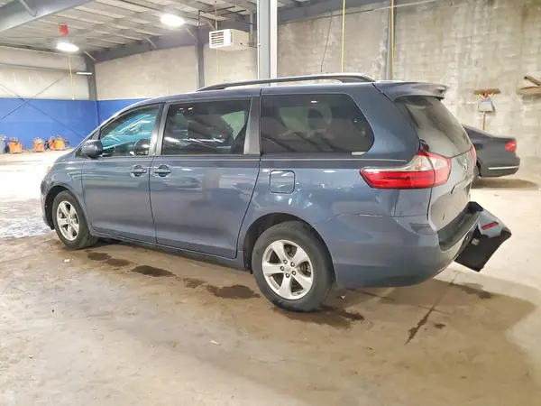 5TDKZ3DC2HS834266 2017 TOYOTA SIENNA - Image 2