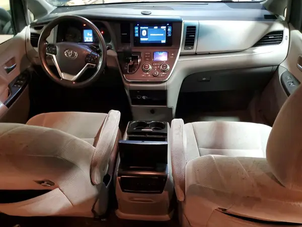 5TDKZ3DC2HS834266 2017 TOYOTA SIENNA - Image 8