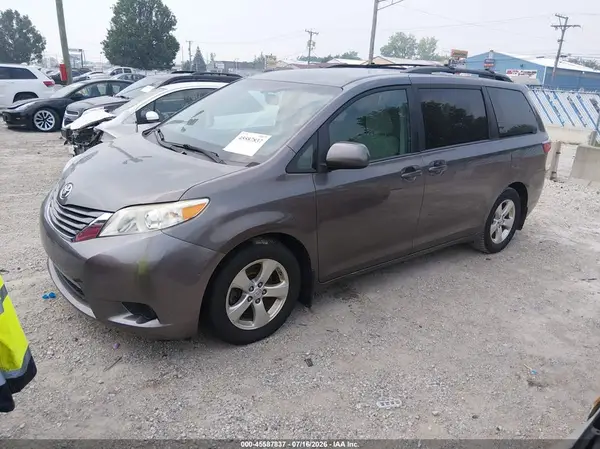 5TDKZ3DC2HS836017 2017 TOYOTA SIENNA - Image 2