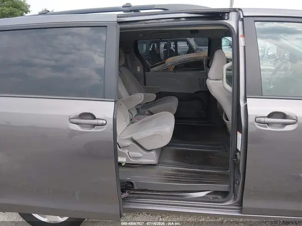 5TDKZ3DC2HS836017 2017 TOYOTA SIENNA - Image 8