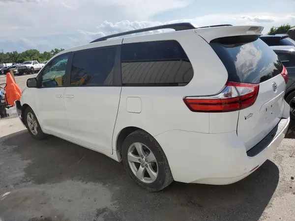 5TDKZ3DC2HS839208 2017 TOYOTA SIENNA - Image 2