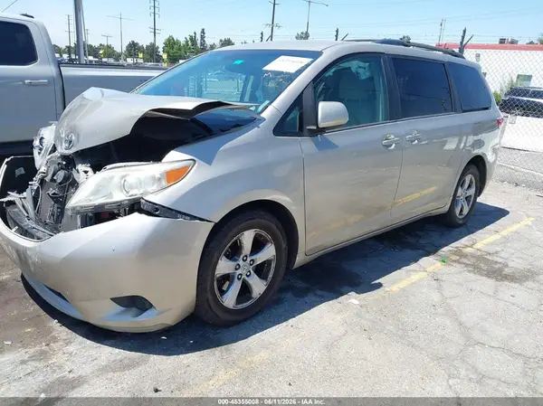 5TDKZ3DC2HS841184 2017 TOYOTA SIENNA - Image 2