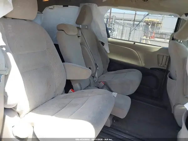 5TDKZ3DC2HS841184 2017 TOYOTA SIENNA - Image 8