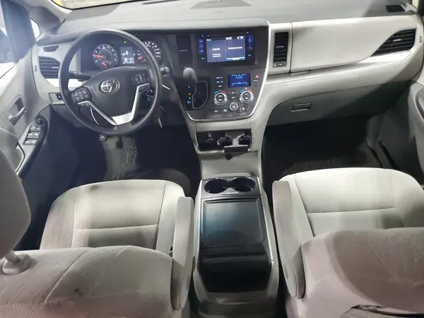 5TDKZ3DC2HS841394 2017 TOYOTA SIENNA - Image 8