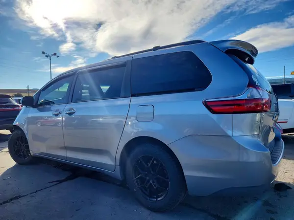 5TDKZ3DC2HS843291 2017 TOYOTA SIENNA - Image 2
