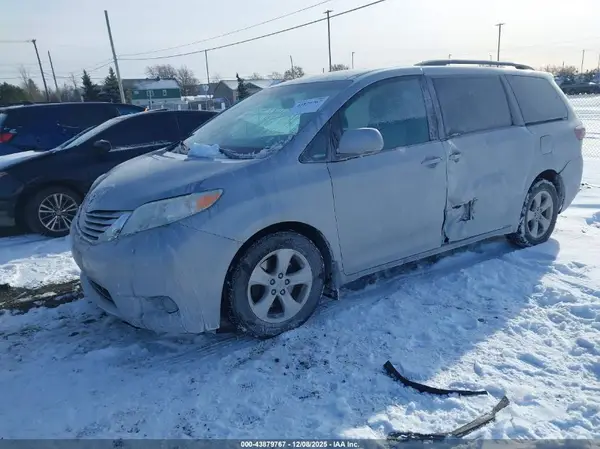 5TDKZ3DC2HS845820 2017 TOYOTA SIENNA - Image 2