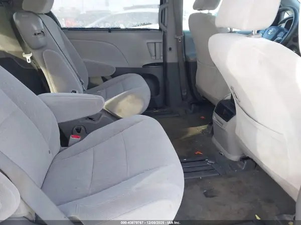 5TDKZ3DC2HS845820 2017 TOYOTA SIENNA - Image 8