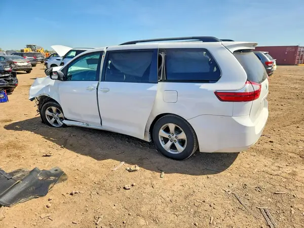 5TDKZ3DC2HS846420 2017 TOYOTA SIENNA - Image 2