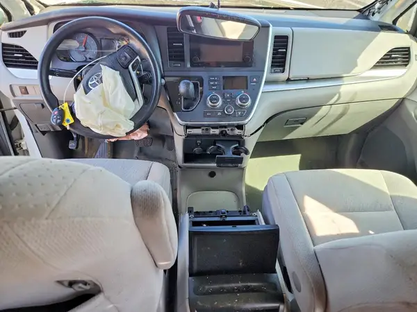 5TDKZ3DC2HS846420 2017 TOYOTA SIENNA - Image 8