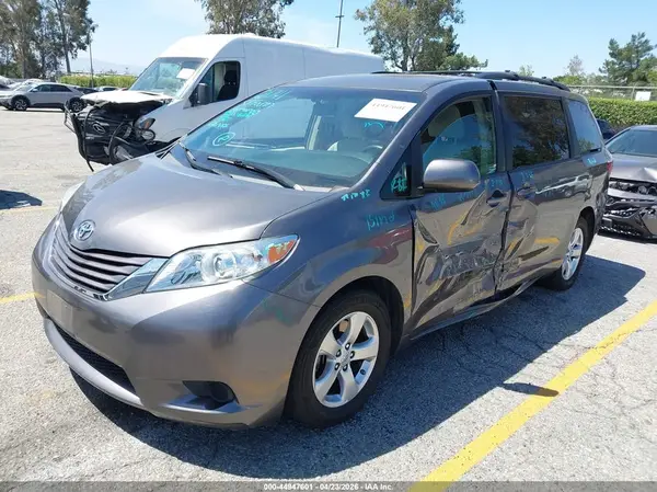 5TDKZ3DC2HS847129 2017 TOYOTA SIENNA - Image 2