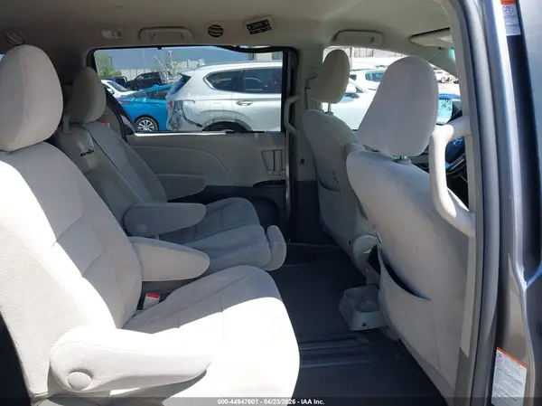 5TDKZ3DC2HS847129 2017 TOYOTA SIENNA - Image 8
