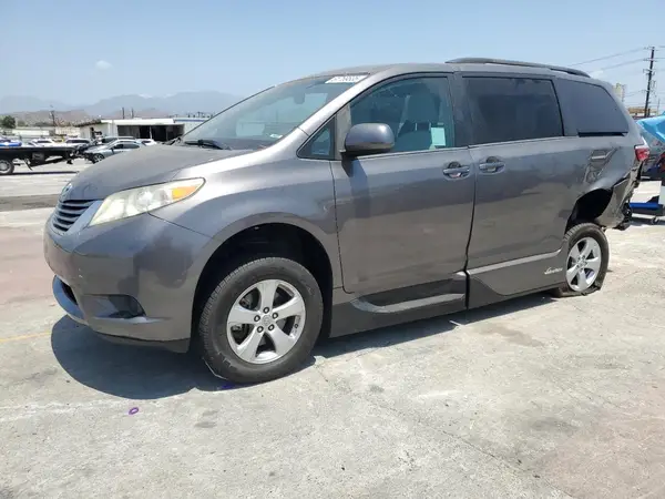 5TDKZ3DC2HS855117 2017 TOYOTA SIENNA - Image 1
